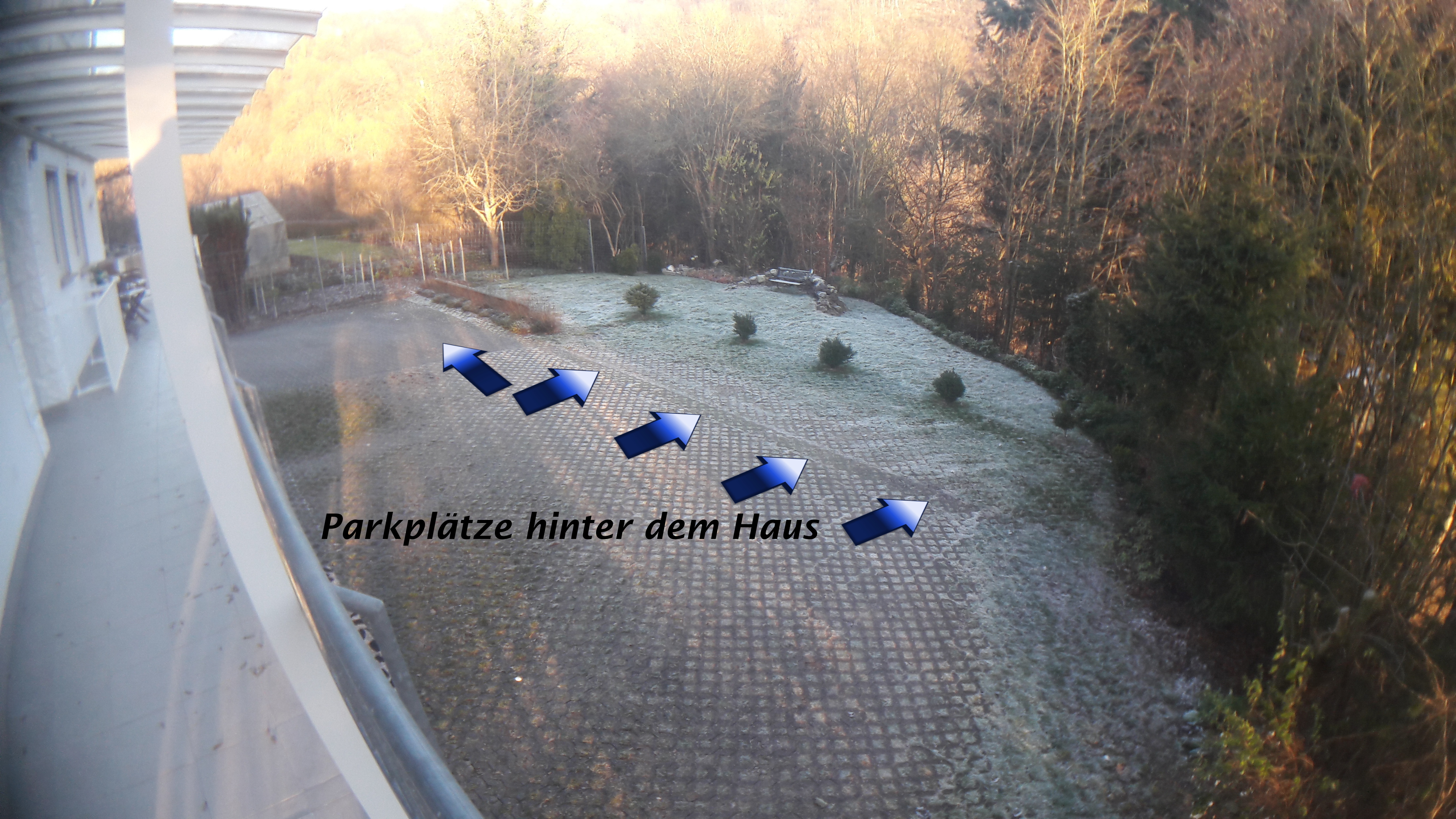 Parkplätze hinter dem Haus erreichen sie über die Einfahrt links vom Haus